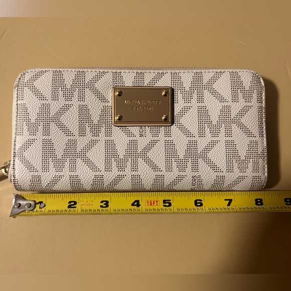 Michael Kors Jet Set Zip Wallet - Picture 8 of 9